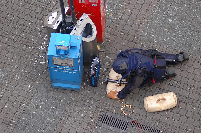 Herrenlose Einkaufstuete gesprengt Koeln Schildergasse P323.jpg